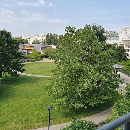 Appartement Residentiel Au Vert Et Au Frais Montigny-le-Bretonneux Kültér fotó